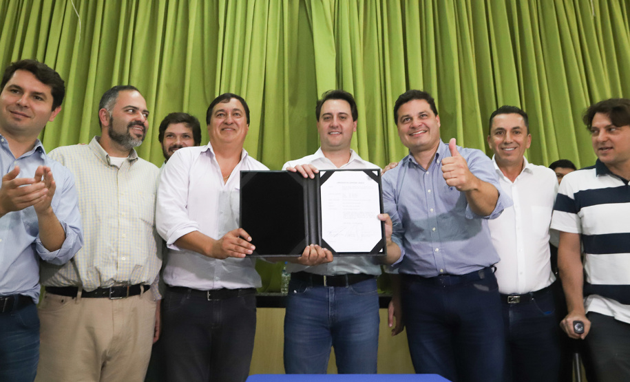 O município de Mauá da Serra, no Vale do Ivaí, ganhará uma nova escola estadual. O governador Carlos Massa Ratinho Junior esteve no município nesta quarta-feira (10) para assinar a ordem de serviço para a construção do Colégio Estadual Vilson Miranda, que terá capacidade para 840 estudantes. O investimento é de R$ 5 milhões.  -  Mauá da Serra, 10/04/2019  -  Foto: Rodrigo Félix Leal/ANPr