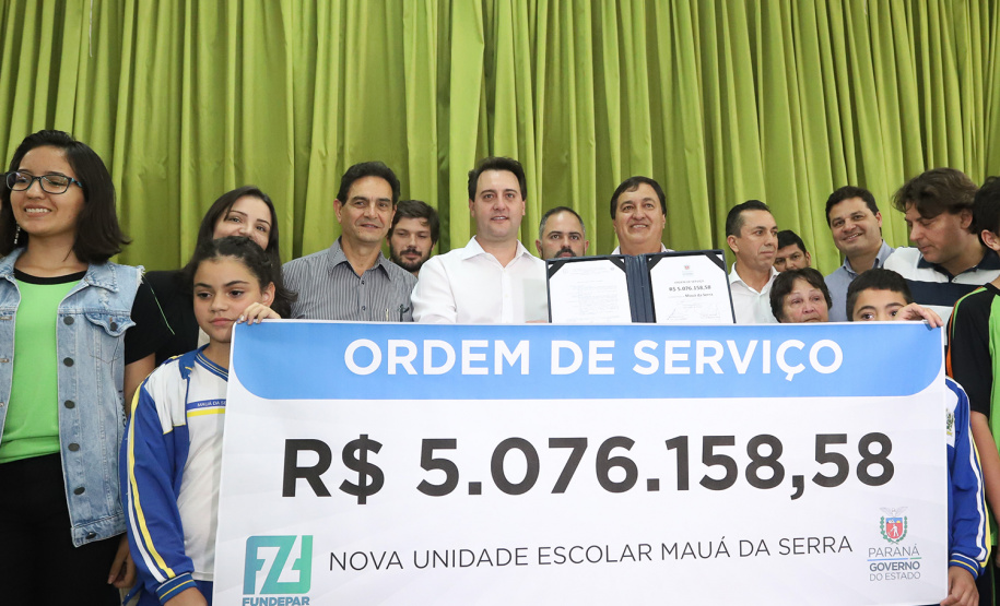 O município de Mauá da Serra, no Vale do Ivaí, ganhará uma nova escola estadual. O governador Carlos Massa Ratinho Junior esteve no município nesta quarta-feira (10) para assinar a ordem de serviço para a construção do Colégio Estadual Vilson Miranda, que terá capacidade para 840 estudantes. O investimento é de R$ 5 milhões.  -  Mauá da Serra, 10/04/2019  -  Foto: Rodrigo Félix Leal/ANPr