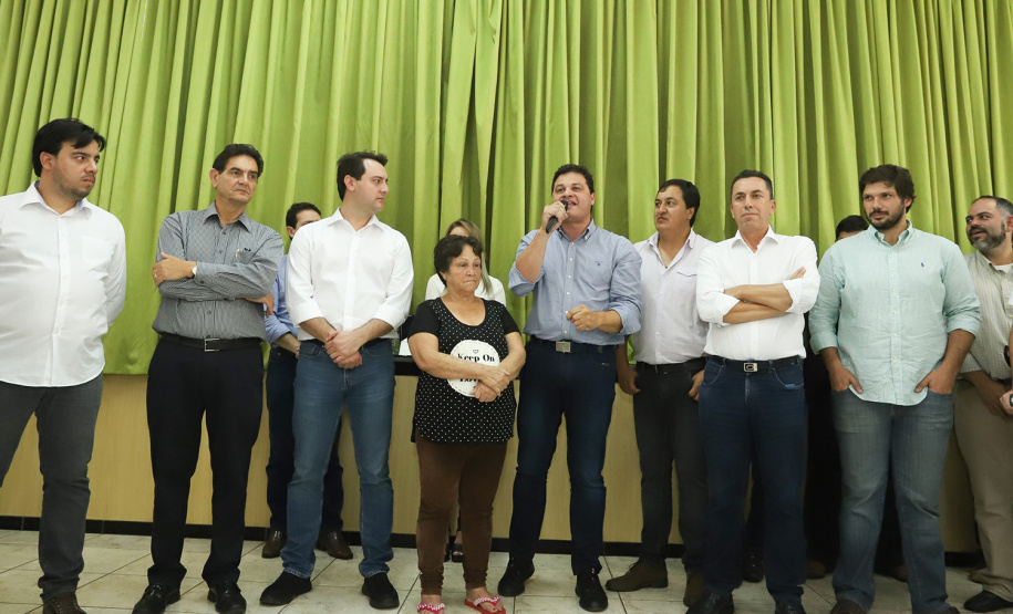 O município de Mauá da Serra, no Vale do Ivaí, ganhará uma nova escola estadual. O governador Carlos Massa Ratinho Junior esteve no município nesta quarta-feira (10) para assinar a ordem de serviço para a construção do Colégio Estadual Vilson Miranda, que terá capacidade para 840 estudantes. O investimento é de R$ 5 milhões.  -  Mauá da Serra, 10/04/2019  -  Foto: Rodrigo Félix Leal/ANPr