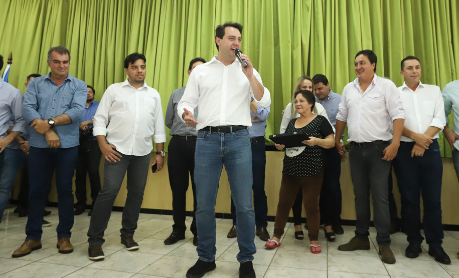 O município de Mauá da Serra, no Vale do Ivaí, ganhará uma nova escola estadual. O governador Carlos Massa Ratinho Junior esteve no município nesta quarta-feira (10) para assinar a ordem de serviço para a construção do Colégio Estadual Vilson Miranda, que terá capacidade para 840 estudantes. O investimento é de R$ 5 milhões.  -  Mauá da Serra, 10/04/2019  -  Foto: Rodrigo Félix Leal/ANPr