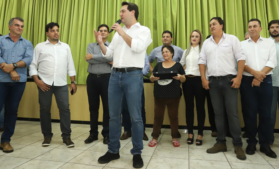 O município de Mauá da Serra, no Vale do Ivaí, ganhará uma nova escola estadual. O governador Carlos Massa Ratinho Junior esteve no município nesta quarta-feira (10) para assinar a ordem de serviço para a construção do Colégio Estadual Vilson Miranda, que terá capacidade para 840 estudantes. O investimento é de R$ 5 milhões.  -  Mauá da Serra, 10/04/2019  -  Foto: Rodrigo Félix Leal/ANPr