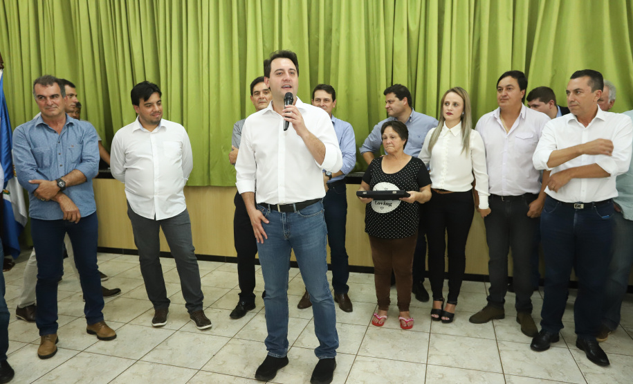 O município de Mauá da Serra, no Vale do Ivaí, ganhará uma nova escola estadual. O governador Carlos Massa Ratinho Junior esteve no município nesta quarta-feira (10) para assinar a ordem de serviço para a construção do Colégio Estadual Vilson Miranda, que terá capacidade para 840 estudantes. O investimento é de R$ 5 milhões.  -  Mauá da Serra, 10/04/2019  -  Foto: Rodrigo Félix Leal/ANPr