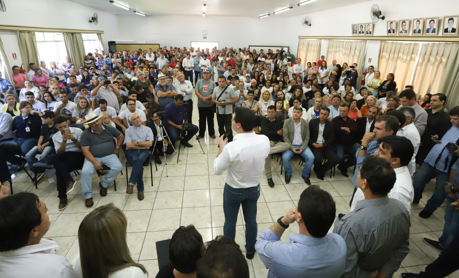 O município de Mauá da Serra, no Vale do Ivaí, ganhará uma nova escola estadual. O governador Carlos Massa Ratinho Junior esteve no município nesta quarta-feira (10) para assinar a ordem de serviço para a construção do Colégio Estadual Vilson Miranda, que terá capacidade para 840 estudantes. O investimento é de R$ 5 milhões.  -  Mauá da Serra, 10/04/2019  -  Foto: Rodrigo Félix Leal/ANPr