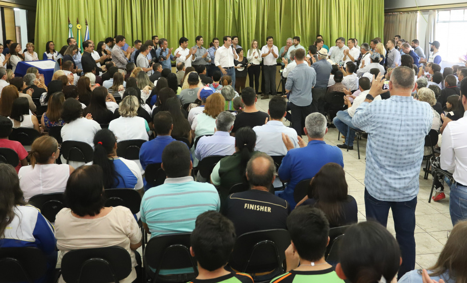 O município de Mauá da Serra, no Vale do Ivaí, ganhará uma nova escola estadual. O governador Carlos Massa Ratinho Junior esteve no município nesta quarta-feira (10) para assinar a ordem de serviço para a construção do Colégio Estadual Vilson Miranda, que terá capacidade para 840 estudantes. O investimento é de R$ 5 milhões.  -  Mauá da Serra, 10/04/2019  -  Foto: Rodrigo Félix Leal/ANPr