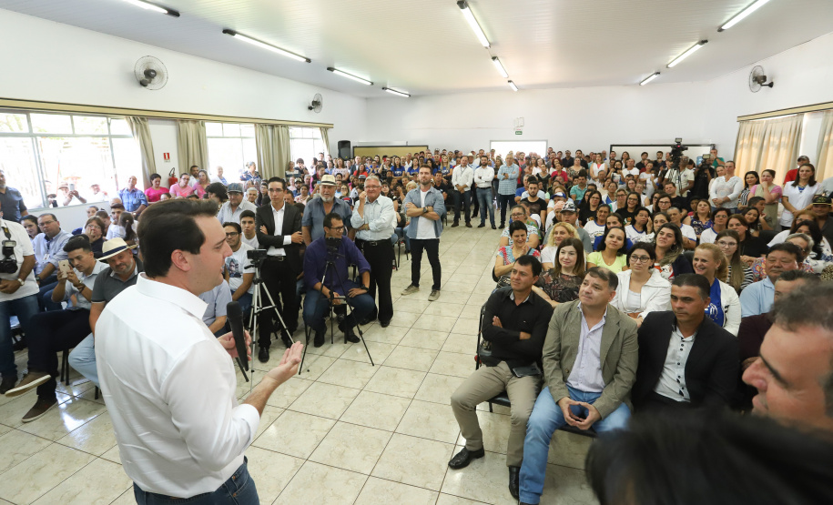 O município de Mauá da Serra, no Vale do Ivaí, ganhará uma nova escola estadual. O governador Carlos Massa Ratinho Junior esteve no município nesta quarta-feira (10) para assinar a ordem de serviço para a construção do Colégio Estadual Vilson Miranda, que terá capacidade para 840 estudantes. O investimento é de R$ 5 milhões.  -  Mauá da Serra, 10/04/2019  -  Foto: Rodrigo Félix Leal/ANPr
