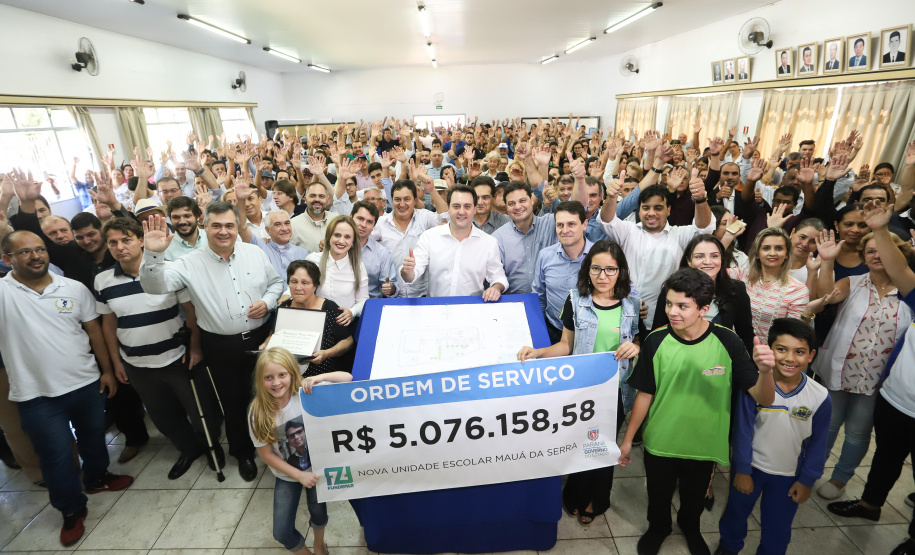 O município de Mauá da Serra, no Vale do Ivaí, ganhará uma nova escola estadual. O governador Carlos Massa Ratinho Junior esteve no município nesta quarta-feira (10) para assinar a ordem de serviço para a construção do Colégio Estadual Vilson Miranda, que terá capacidade para 840 estudantes. O investimento é de R$ 5 milhões.  -  Mauá da Serra, 10/04/2019  -  Foto: Rodrigo Félix Leal/ANPr