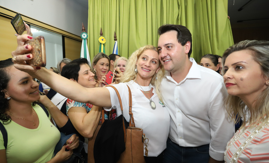 O município de Mauá da Serra, no Vale do Ivaí, ganhará uma nova escola estadual. O governador Carlos Massa Ratinho Junior esteve no município nesta quarta-feira (10) para assinar a ordem de serviço para a construção do Colégio Estadual Vilson Miranda, que terá capacidade para 840 estudantes. O investimento é de R$ 5 milhões.  -  Mauá da Serra, 10/04/2019  -  Foto: Rodrigo Félix Leal/ANPr
