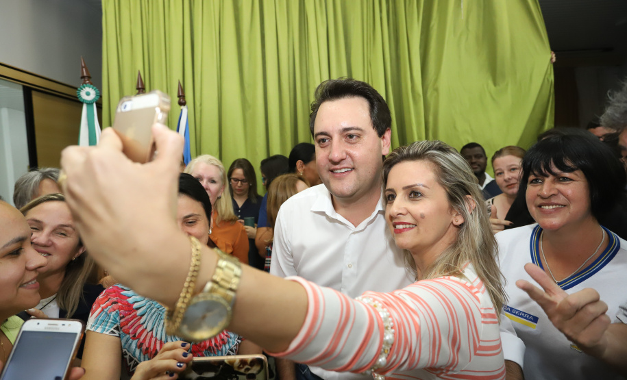 O município de Mauá da Serra, no Vale do Ivaí, ganhará uma nova escola estadual. O governador Carlos Massa Ratinho Junior esteve no município nesta quarta-feira (10) para assinar a ordem de serviço para a construção do Colégio Estadual Vilson Miranda, que terá capacidade para 840 estudantes. O investimento é de R$ 5 milhões.  -  Mauá da Serra, 10/04/2019  -  Foto: Rodrigo Félix Leal/ANPr