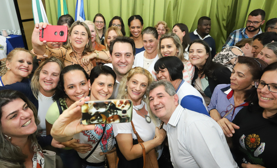 O município de Mauá da Serra, no Vale do Ivaí, ganhará uma nova escola estadual. O governador Carlos Massa Ratinho Junior esteve no município nesta quarta-feira (10) para assinar a ordem de serviço para a construção do Colégio Estadual Vilson Miranda, que terá capacidade para 840 estudantes. O investimento é de R$ 5 milhões.  -  Mauá da Serra, 10/04/2019  -  Foto: Rodrigo Félix Leal/ANPr