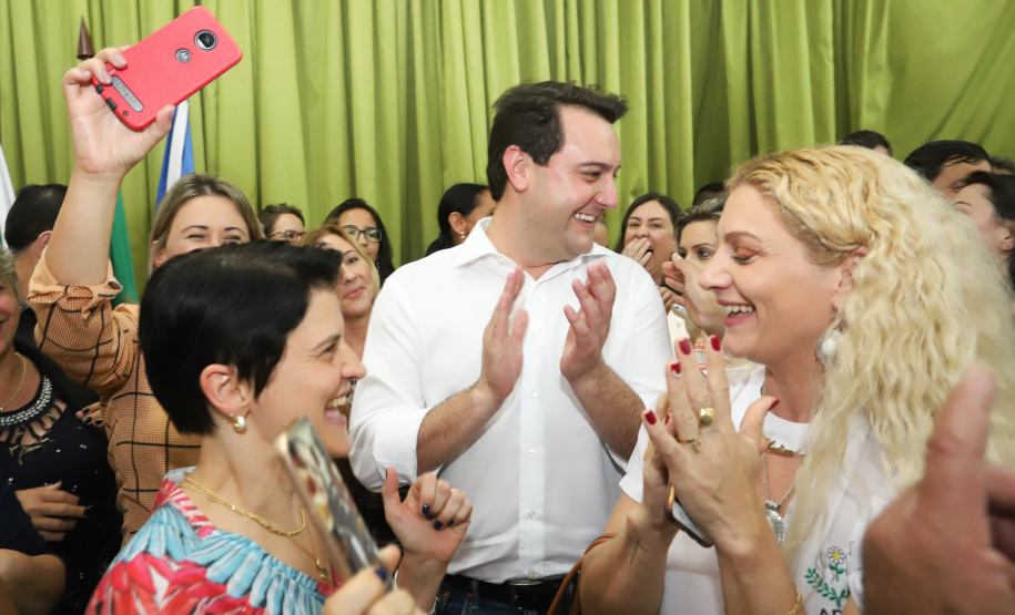 O município de Mauá da Serra, no Vale do Ivaí, ganhará uma nova escola estadual. O governador Carlos Massa Ratinho Junior esteve no município nesta quarta-feira (10) para assinar a ordem de serviço para a construção do Colégio Estadual Vilson Miranda, que terá capacidade para 840 estudantes. O investimento é de R$ 5 milhões.  -  Mauá da Serra, 10/04/2019  -  Foto: Rodrigo Félix Leal/ANPr