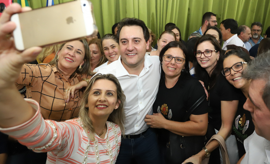 O município de Mauá da Serra, no Vale do Ivaí, ganhará uma nova escola estadual. O governador Carlos Massa Ratinho Junior esteve no município nesta quarta-feira (10) para assinar a ordem de serviço para a construção do Colégio Estadual Vilson Miranda, que terá capacidade para 840 estudantes. O investimento é de R$ 5 milhões.  -  Mauá da Serra, 10/04/2019  -  Foto: Rodrigo Félix Leal/ANPr