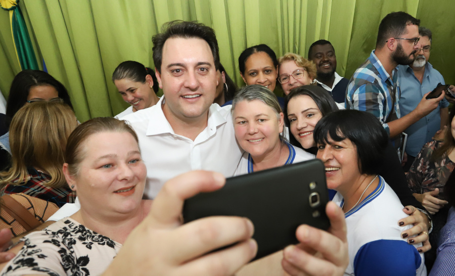 O município de Mauá da Serra, no Vale do Ivaí, ganhará uma nova escola estadual. O governador Carlos Massa Ratinho Junior esteve no município nesta quarta-feira (10) para assinar a ordem de serviço para a construção do Colégio Estadual Vilson Miranda, que terá capacidade para 840 estudantes. O investimento é de R$ 5 milhões.  -  Mauá da Serra, 10/04/2019  -  Foto: Rodrigo Félix Leal/ANPr
