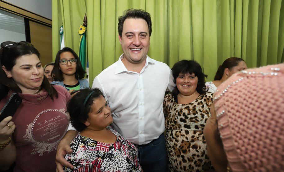 O município de Mauá da Serra, no Vale do Ivaí, ganhará uma nova escola estadual. O governador Carlos Massa Ratinho Junior esteve no município nesta quarta-feira (10) para assinar a ordem de serviço para a construção do Colégio Estadual Vilson Miranda, que terá capacidade para 840 estudantes. O investimento é de R$ 5 milhões.  -  Mauá da Serra, 10/04/2019  -  Foto: Rodrigo Félix Leal/ANPr