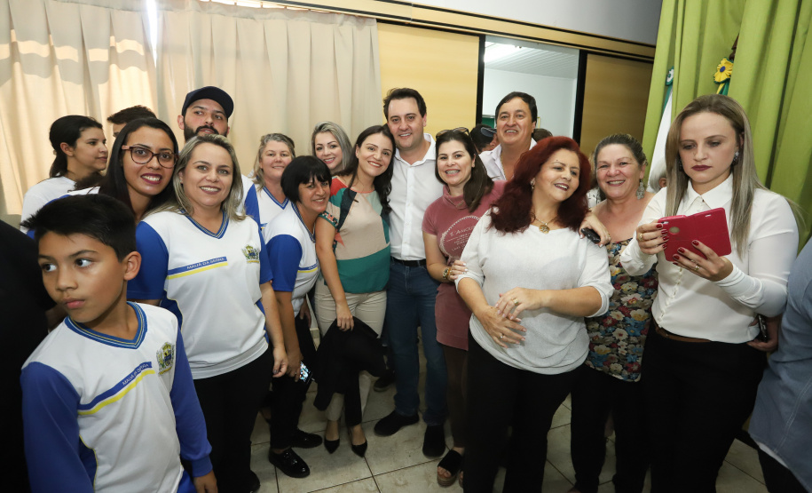 O município de Mauá da Serra, no Vale do Ivaí, ganhará uma nova escola estadual. O governador Carlos Massa Ratinho Junior esteve no município nesta quarta-feira (10) para assinar a ordem de serviço para a construção do Colégio Estadual Vilson Miranda, que terá capacidade para 840 estudantes. O investimento é de R$ 5 milhões.  -  Mauá da Serra, 10/04/2019  -  Foto: Rodrigo Félix Leal/ANPr