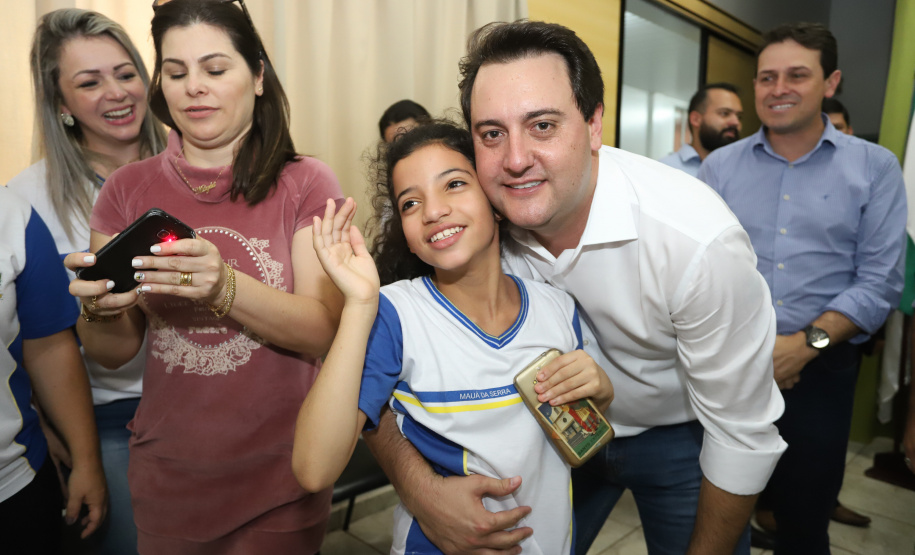 O município de Mauá da Serra, no Vale do Ivaí, ganhará uma nova escola estadual. O governador Carlos Massa Ratinho Junior esteve no município nesta quarta-feira (10) para assinar a ordem de serviço para a construção do Colégio Estadual Vilson Miranda, que terá capacidade para 840 estudantes. O investimento é de R$ 5 milhões.  -  Mauá da Serra, 10/04/2019  -  Foto: Rodrigo Félix Leal/ANPr