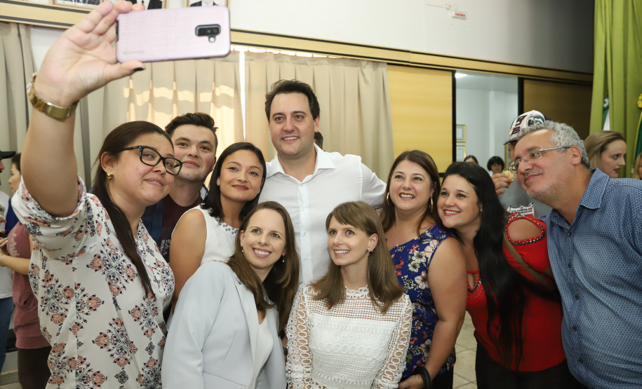 O município de Mauá da Serra, no Vale do Ivaí, ganhará uma nova escola estadual. O governador Carlos Massa Ratinho Junior esteve no município nesta quarta-feira (10) para assinar a ordem de serviço para a construção do Colégio Estadual Vilson Miranda, que terá capacidade para 840 estudantes. O investimento é de R$ 5 milhões.  -  Mauá da Serra, 10/04/2019  -  Foto: Rodrigo Félix Leal/ANPr