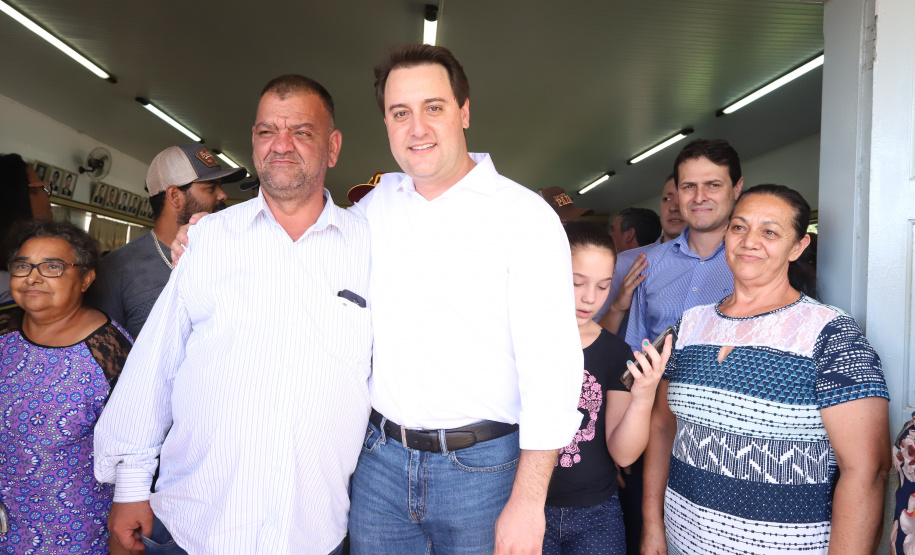 O município de Mauá da Serra, no Vale do Ivaí, ganhará uma nova escola estadual. O governador Carlos Massa Ratinho Junior esteve no município nesta quarta-feira (10) para assinar a ordem de serviço para a construção do Colégio Estadual Vilson Miranda, que terá capacidade para 840 estudantes. O investimento é de R$ 5 milhões.  -  Mauá da Serra, 10/04/2019  -  Foto: Rodrigo Félix Leal/ANPr
