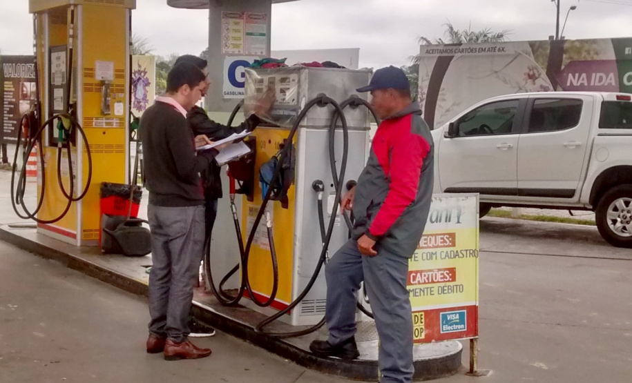 A Receita Estadual do Paraná vem realizando ao longo desta semana uma operação de fiscalização em postos de combustíveis de todas as regiões do Estado, visando combater a sonegação e identificar a conformidade das práticas comerciais dos estabelecimentos com a legislação tributária.  -  Curitiba, 10/04/2019  -  Foto: Divulgação SEFA