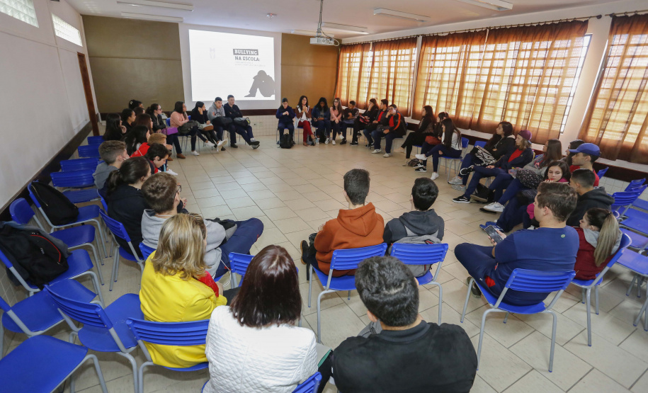 A professora de sociologia, Priscila Matos Drosoek, profere palestra sobre bullying no Colégio Estadual São Cristovão, em São José dos Pinhais.São José do Pinhais, 10-04-19.Foto: Arnaldo Alves / ANPr.