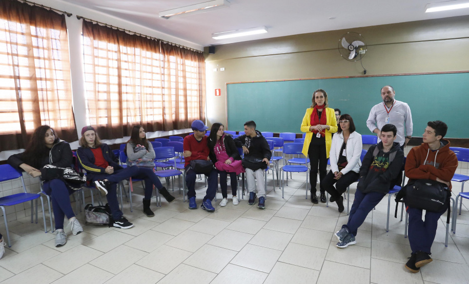 A professora de sociologia, Priscila Matos Drosoek, profere palestra sobre bullying no Colégio Estadual São Cristovão, em São José dos Pinhais.São José do Pinhais, 10-04-19.Foto: Arnaldo Alves / ANPr.