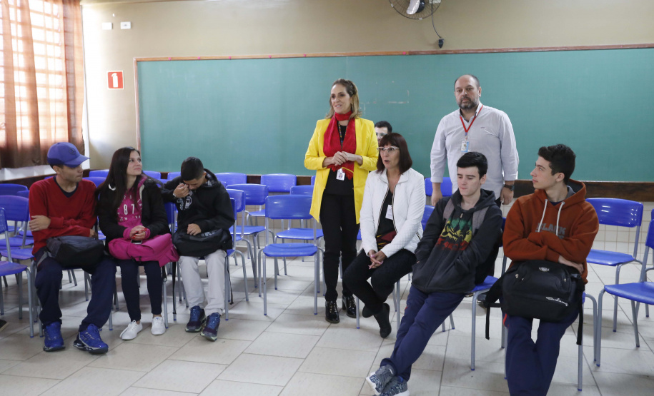 A professora de sociologia, Priscila Matos Drosoek, profere palestra sobre bullying no Colégio Estadual São Cristovão, em São José dos Pinhais.São José do Pinhais, 10-04-19.Foto: Arnaldo Alves / ANPr.