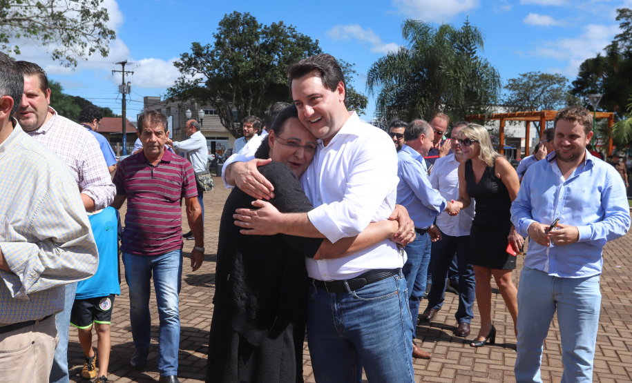 A população de Faxinal, no Vale do Ivaí, ganhou nesta quarta-feira (10)  o espaço Meu Campinho, destinado à prática de atividades de esporte e de lazer, principalmente para crianças e adolescentes