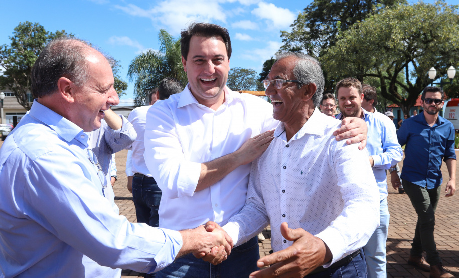 A população de Faxinal, no Vale do Ivaí, ganhou nesta quarta-feira (10)  o espaço Meu Campinho, destinado à prática de atividades de esporte e de lazer, principalmente para crianças e adolescentes