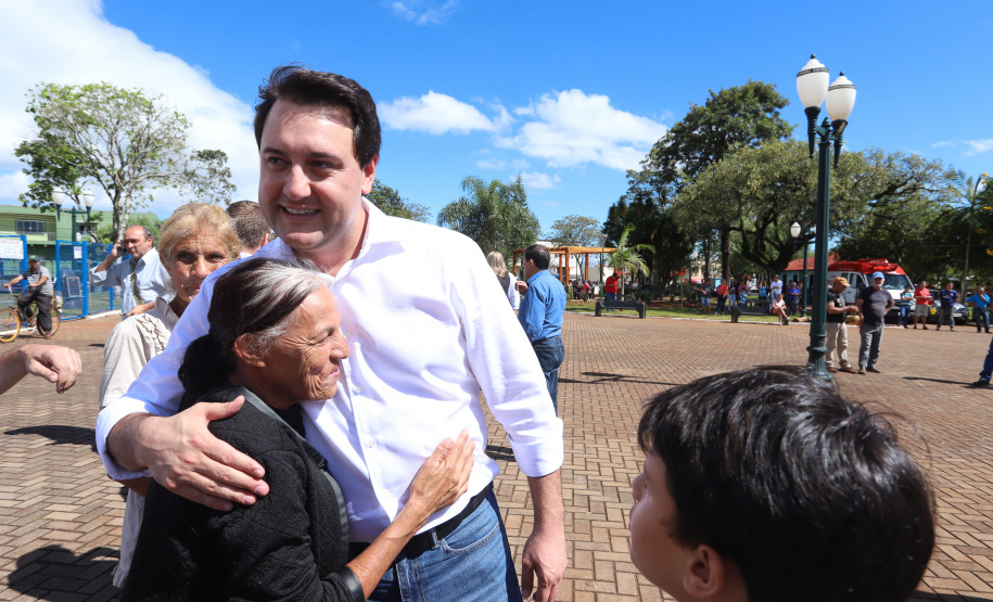 A população de Faxinal, no Vale do Ivaí, ganhou nesta quarta-feira (10)  o espaço Meu Campinho, destinado à prática de atividades de esporte e de lazer, principalmente para crianças e adolescentes