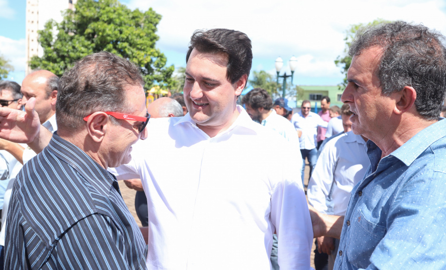 A população de Faxinal, no Vale do Ivaí, ganhou nesta quarta-feira (10)  o espaço Meu Campinho, destinado à prática de atividades de esporte e de lazer, principalmente para crianças e adolescentes