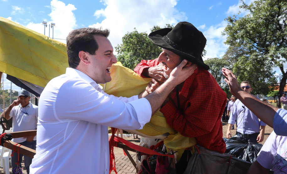 A população de Faxinal, no Vale do Ivaí, ganhou nesta quarta-feira (10)  o espaço Meu Campinho, destinado à prática de atividades de esporte e de lazer, principalmente para crianças e adolescentes