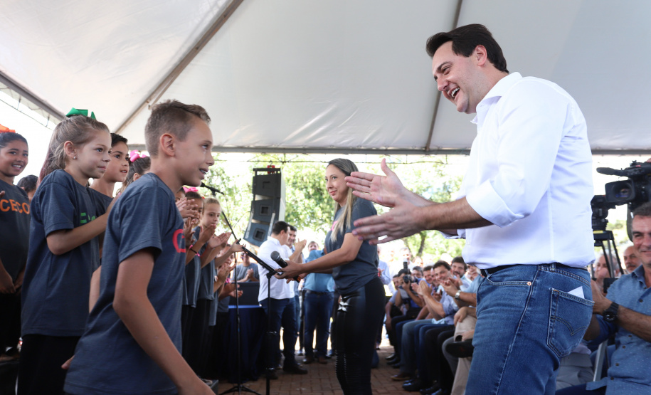 A população de Faxinal, no Vale do Ivaí, ganhou nesta quarta-feira (10)  o espaço Meu Campinho, destinado à prática de atividades de esporte e de lazer, principalmente para crianças e adolescentes