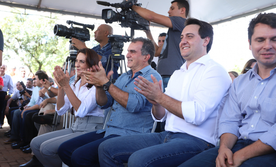 A população de Faxinal, no Vale do Ivaí, ganhou nesta quarta-feira (10)  o espaço Meu Campinho, destinado à prática de atividades de esporte e de lazer, principalmente para crianças e adolescentes