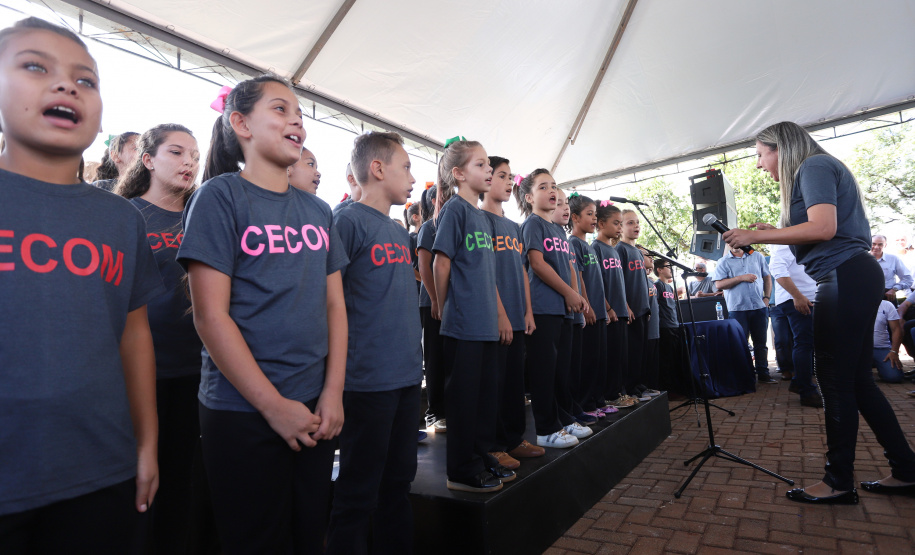 A população de Faxinal, no Vale do Ivaí, ganhou nesta quarta-feira (10)  o espaço Meu Campinho, destinado à prática de atividades de esporte e de lazer, principalmente para crianças e adolescentes