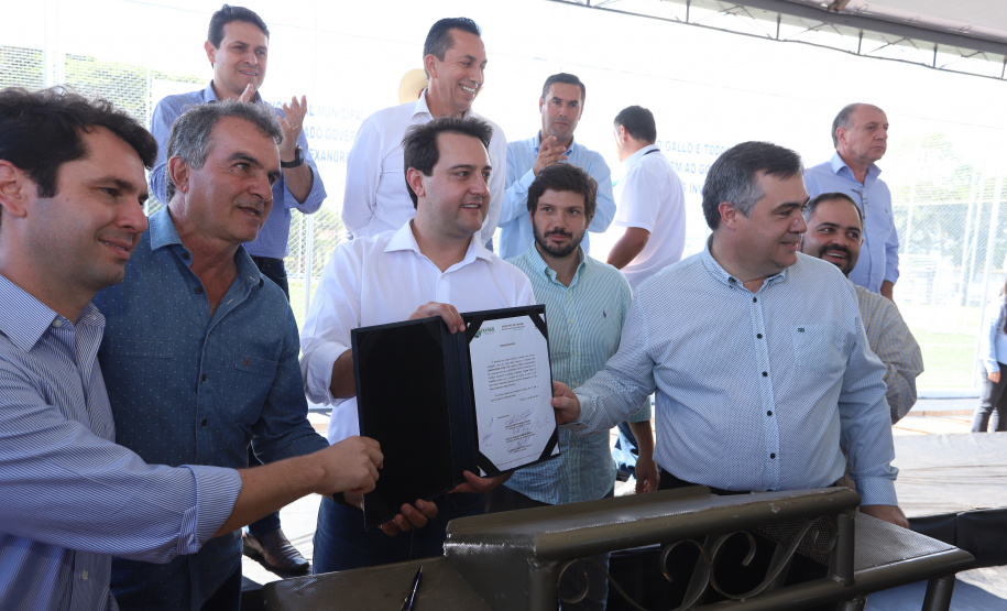 A população de Faxinal, no Vale do Ivaí, ganhou nesta quarta-feira (10)  o espaço Meu Campinho, destinado à prática de atividades de esporte e de lazer, principalmente para crianças e adolescentes