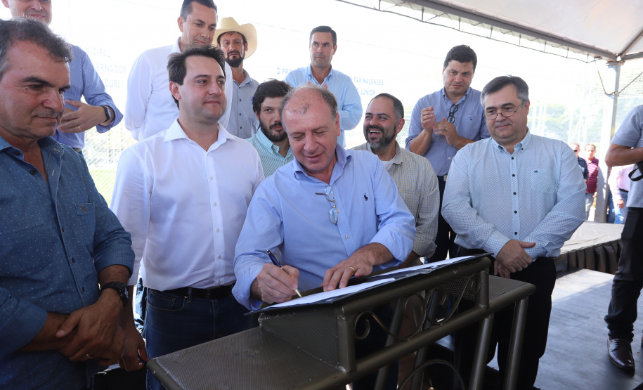 A população de Faxinal, no Vale do Ivaí, ganhou nesta quarta-feira (10)  o espaço Meu Campinho, destinado à prática de atividades de esporte e de lazer, principalmente para crianças e adolescentes