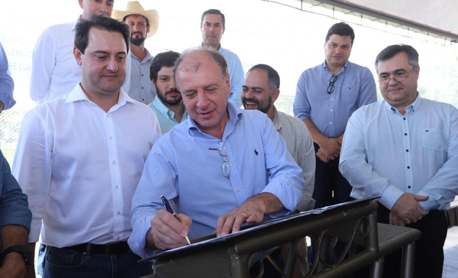 A população de Faxinal, no Vale do Ivaí, ganhou nesta quarta-feira (10)  o espaço Meu Campinho, destinado à prática de atividades de esporte e de lazer, principalmente para crianças e adolescentes