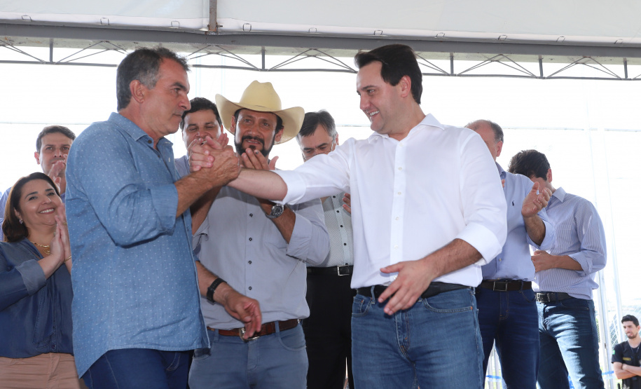 A população de Faxinal, no Vale do Ivaí, ganhou nesta quarta-feira (10)  o espaço Meu Campinho, destinado à prática de atividades de esporte e de lazer, principalmente para crianças e adolescentes