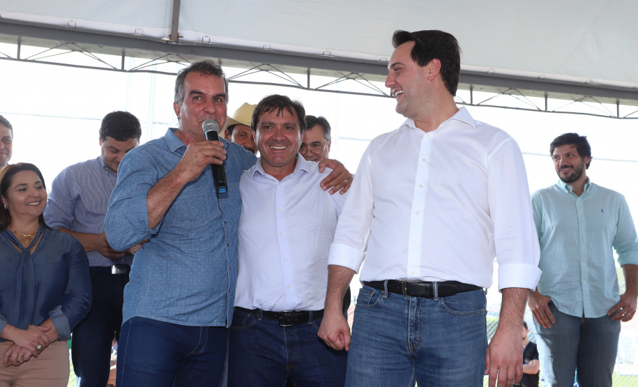 A população de Faxinal, no Vale do Ivaí, ganhou nesta quarta-feira (10)  o espaço Meu Campinho, destinado à prática de atividades de esporte e de lazer, principalmente para crianças e adolescentes