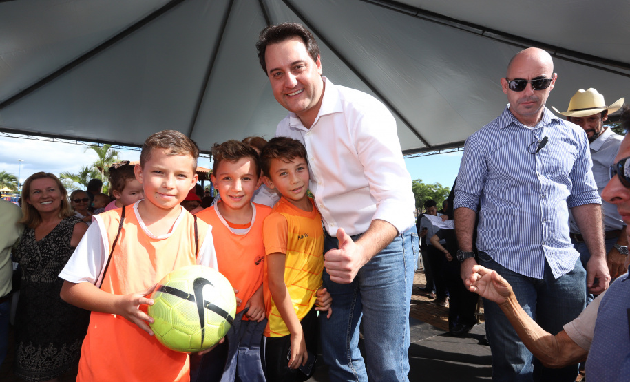 A população de Faxinal, no Vale do Ivaí, ganhou nesta quarta-feira (10)  o espaço Meu Campinho, destinado à prática de atividades de esporte e de lazer, principalmente para crianças e adolescentes