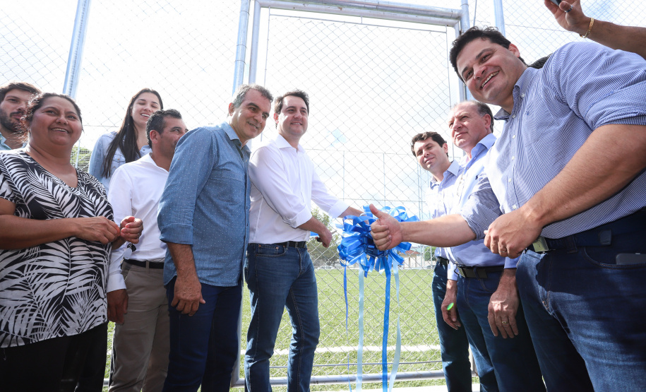 A população de Faxinal, no Vale do Ivaí, ganhou nesta quarta-feira (10)  o espaço Meu Campinho, destinado à prática de atividades de esporte e de lazer, principalmente para crianças e adolescentes