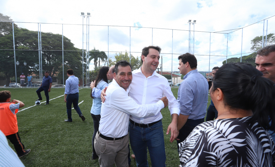 A população de Faxinal, no Vale do Ivaí, ganhou nesta quarta-feira (10)  o espaço Meu Campinho, destinado à prática de atividades de esporte e de lazer, principalmente para crianças e adolescentes