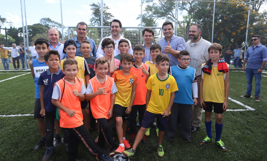 A população de Faxinal, no Vale do Ivaí, ganhou nesta quarta-feira (10)  o espaço Meu Campinho, destinado à prática de atividades de esporte e de lazer, principalmente para crianças e adolescentes