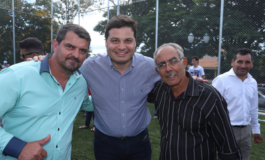 A população de Faxinal, no Vale do Ivaí, ganhou nesta quarta-feira (10)  o espaço Meu Campinho, destinado à prática de atividades de esporte e de lazer, principalmente para crianças e adolescentes