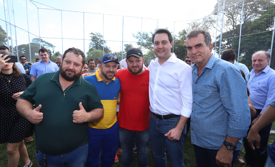 A população de Faxinal, no Vale do Ivaí, ganhou nesta quarta-feira (10)  o espaço Meu Campinho, destinado à prática de atividades de esporte e de lazer, principalmente para crianças e adolescentes