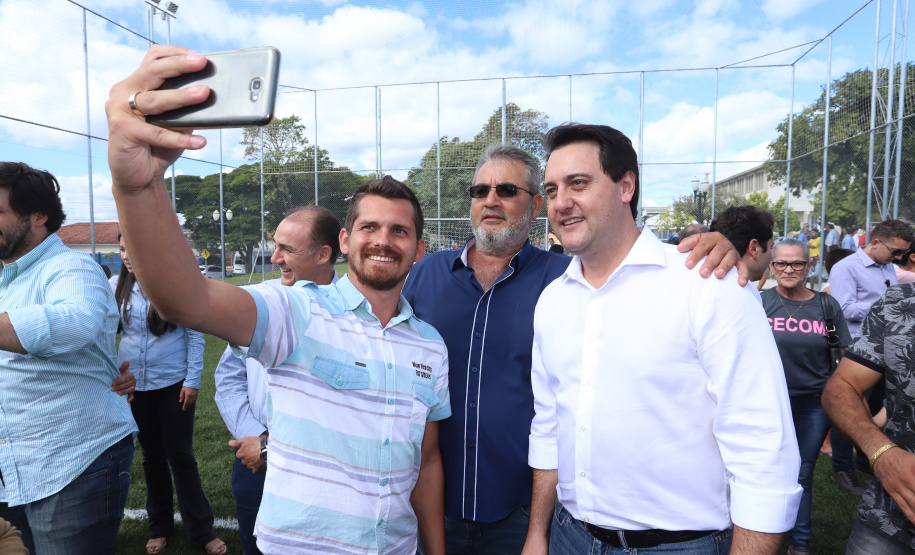 A população de Faxinal, no Vale do Ivaí, ganhou nesta quarta-feira (10)  o espaço Meu Campinho, destinado à prática de atividades de esporte e de lazer, principalmente para crianças e adolescentes