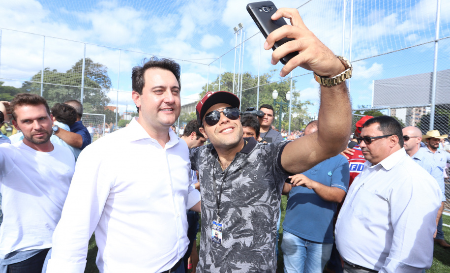 A população de Faxinal, no Vale do Ivaí, ganhou nesta quarta-feira (10)  o espaço Meu Campinho, destinado à prática de atividades de esporte e de lazer, principalmente para crianças e adolescentes