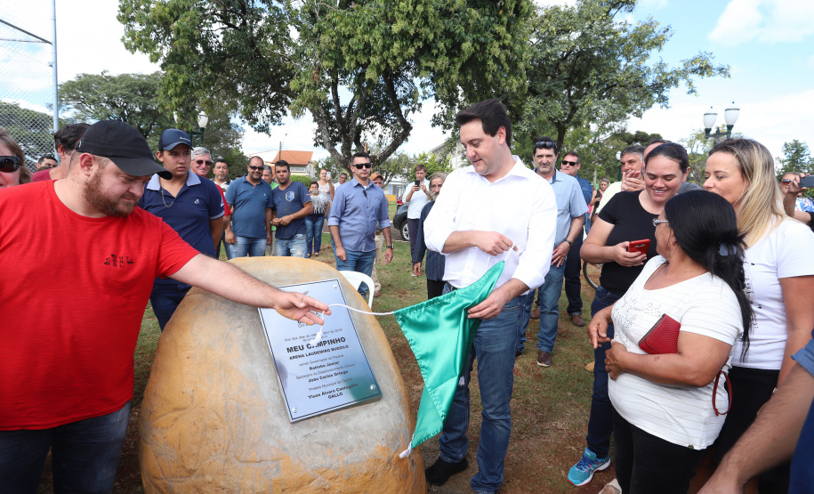 A população de Faxinal, no Vale do Ivaí, ganhou nesta quarta-feira (10)  o espaço Meu Campinho, destinado à prática de atividades de esporte e de lazer, principalmente para crianças e adolescentes