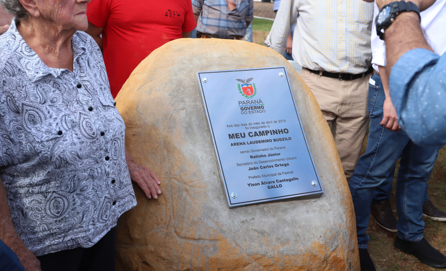 A população de Faxinal, no Vale do Ivaí, ganhou nesta quarta-feira (10)  o espaço Meu Campinho, destinado à prática de atividades de esporte e de lazer, principalmente para crianças e adolescentes