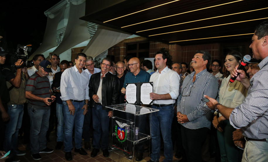 O governador Carlos Massa Ratinho Junior assina ato que instala o Governo na Expolondrina nesta quarta-feira (10). Londrina, 10/04/2019 - Foto: Geraldo Bubniak/ANPr