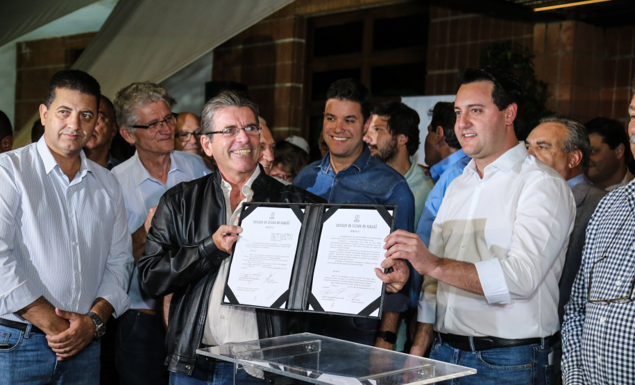 O governador Carlos Massa Ratinho Junior assina ato que instala o Governo na Expolondrina nesta quarta-feira (10). Londrina, 10/04/2019 - Foto: Geraldo Bubniak/ANPr